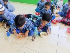 Pemberian Makanan Tambahan (PMT) untuk Siswa PAUD